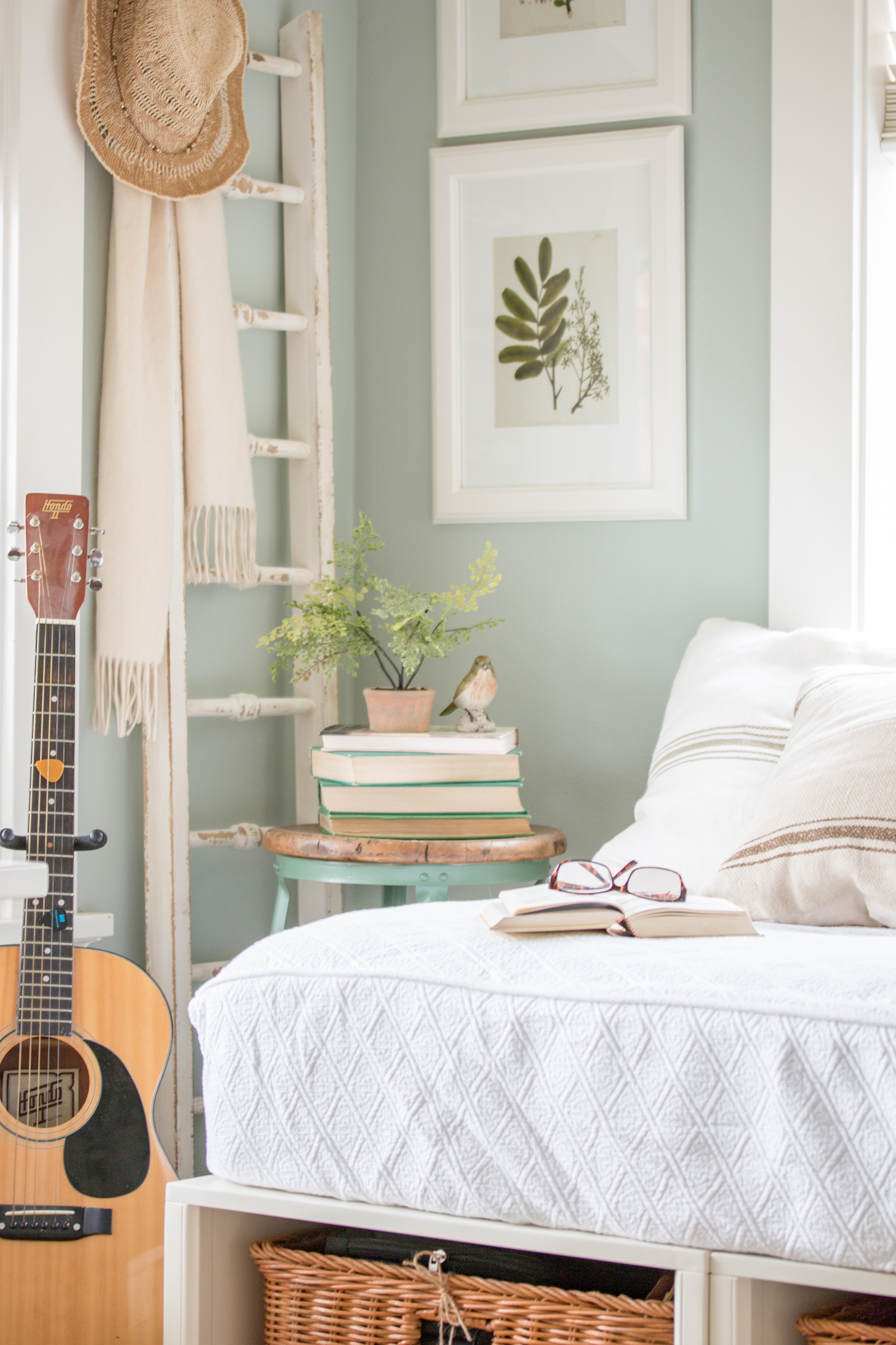 Simple Office Daybed with Electrical Design